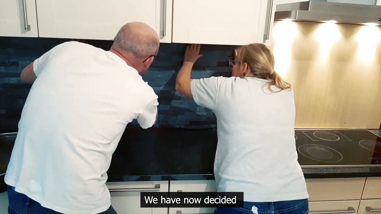 Mount the kitchen splashback with two people