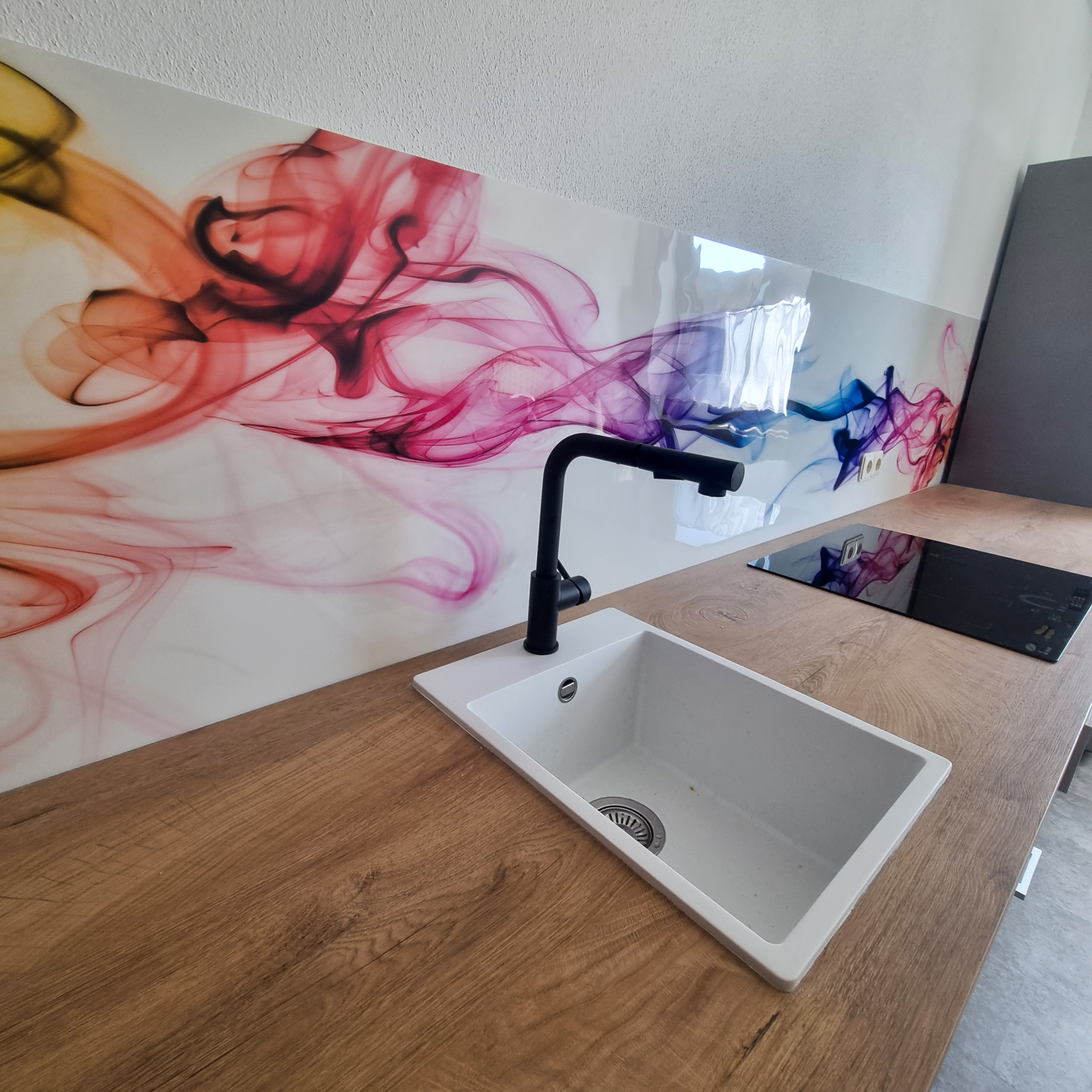 Glänzende selbstklebende Küchenrückwand mit buntem Rauch.