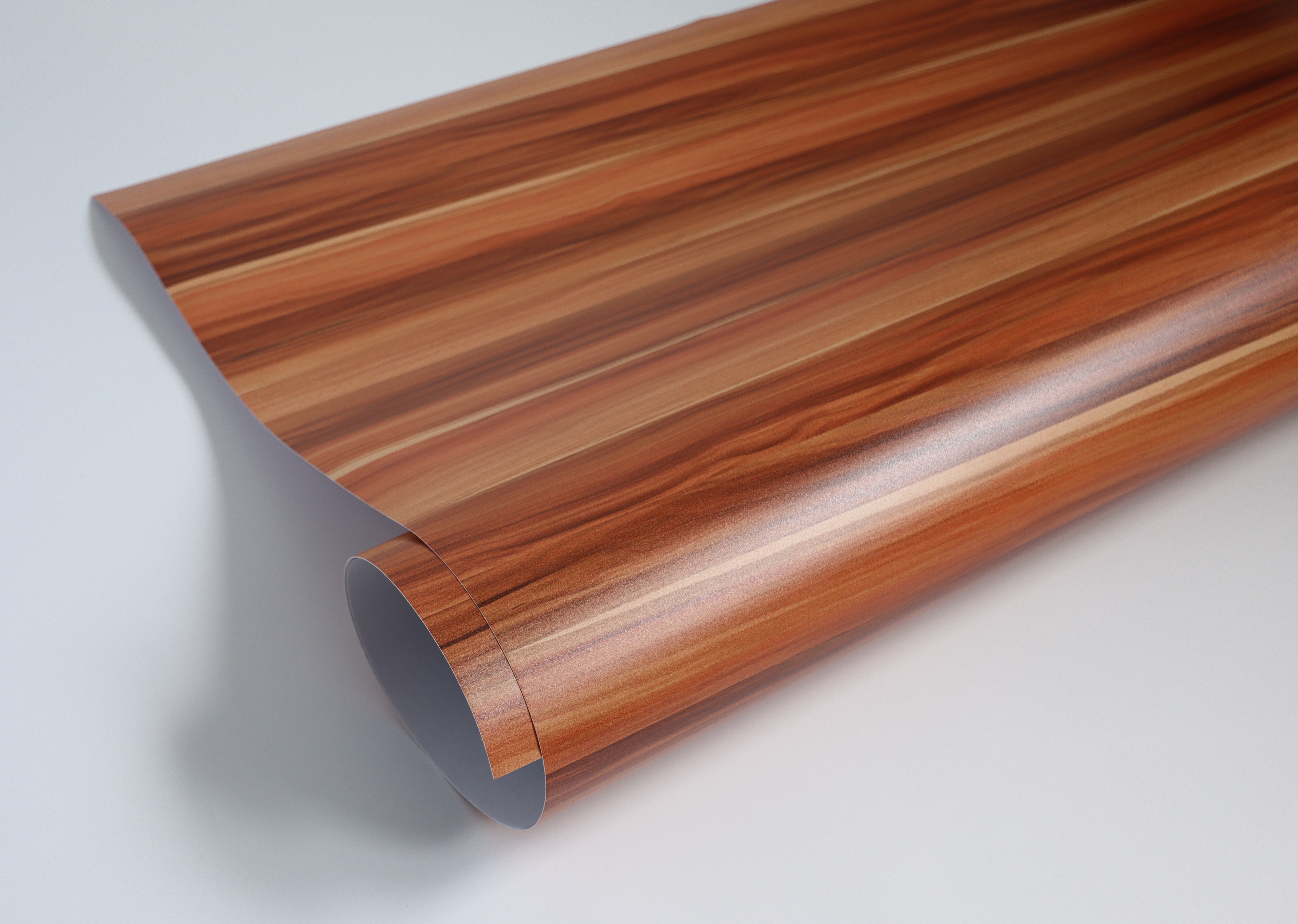 Möbelfolie mit heller Holzoptik auf weißem Untergrund