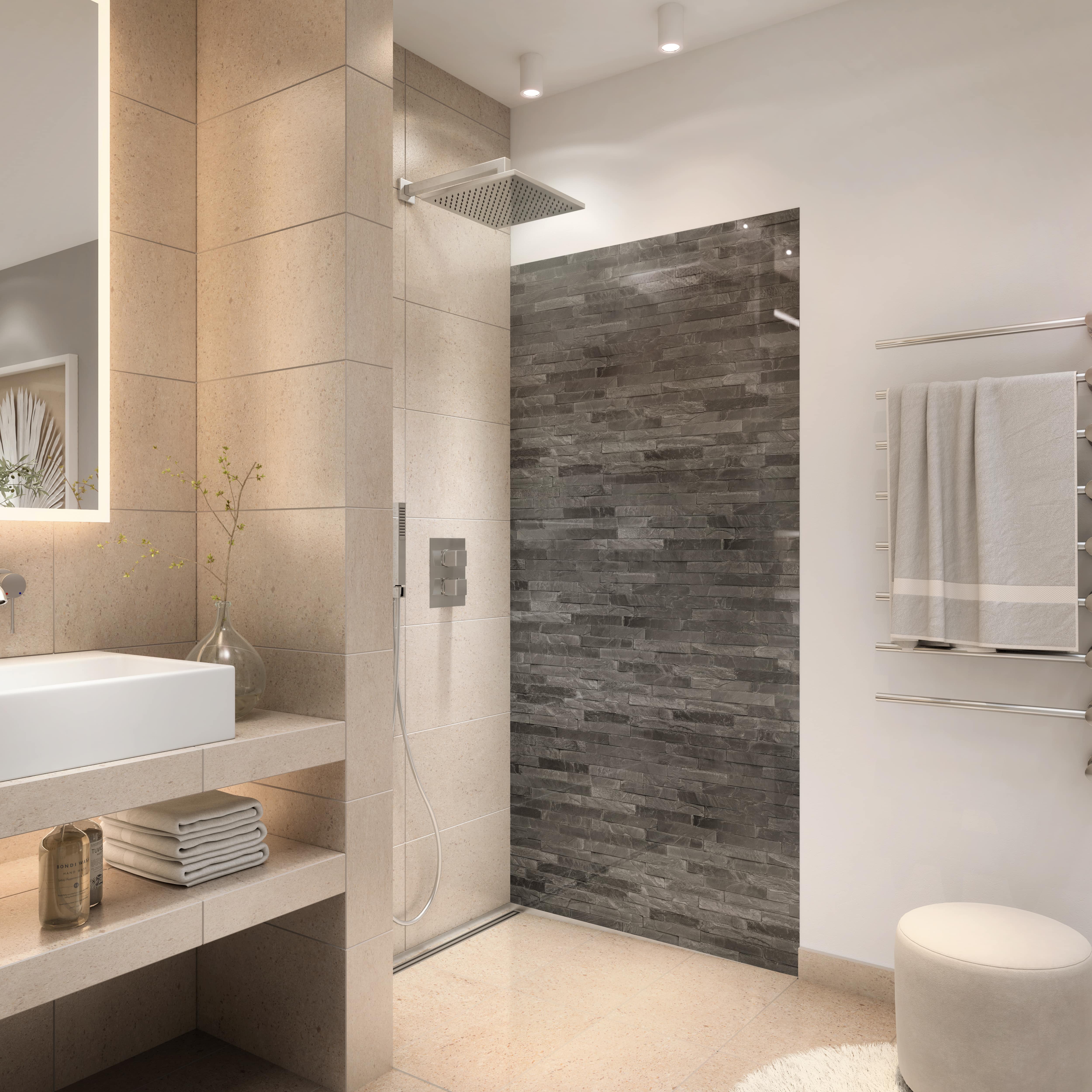 Duschrückwand mit Steinoptik.