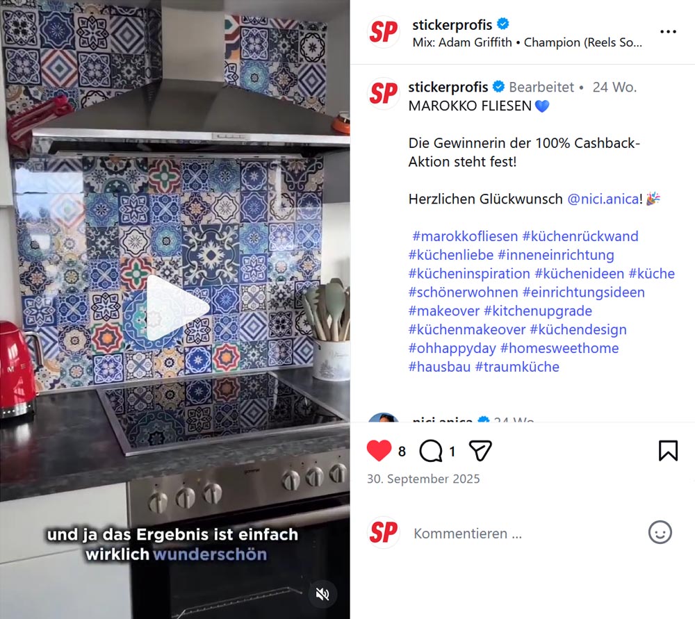 Instagram-Feed mit blauen Marokko Fliesen liegen als selbstklebende K&uuml;chenr&uuml;ckwand auf einem Walnuss Holz Boden.