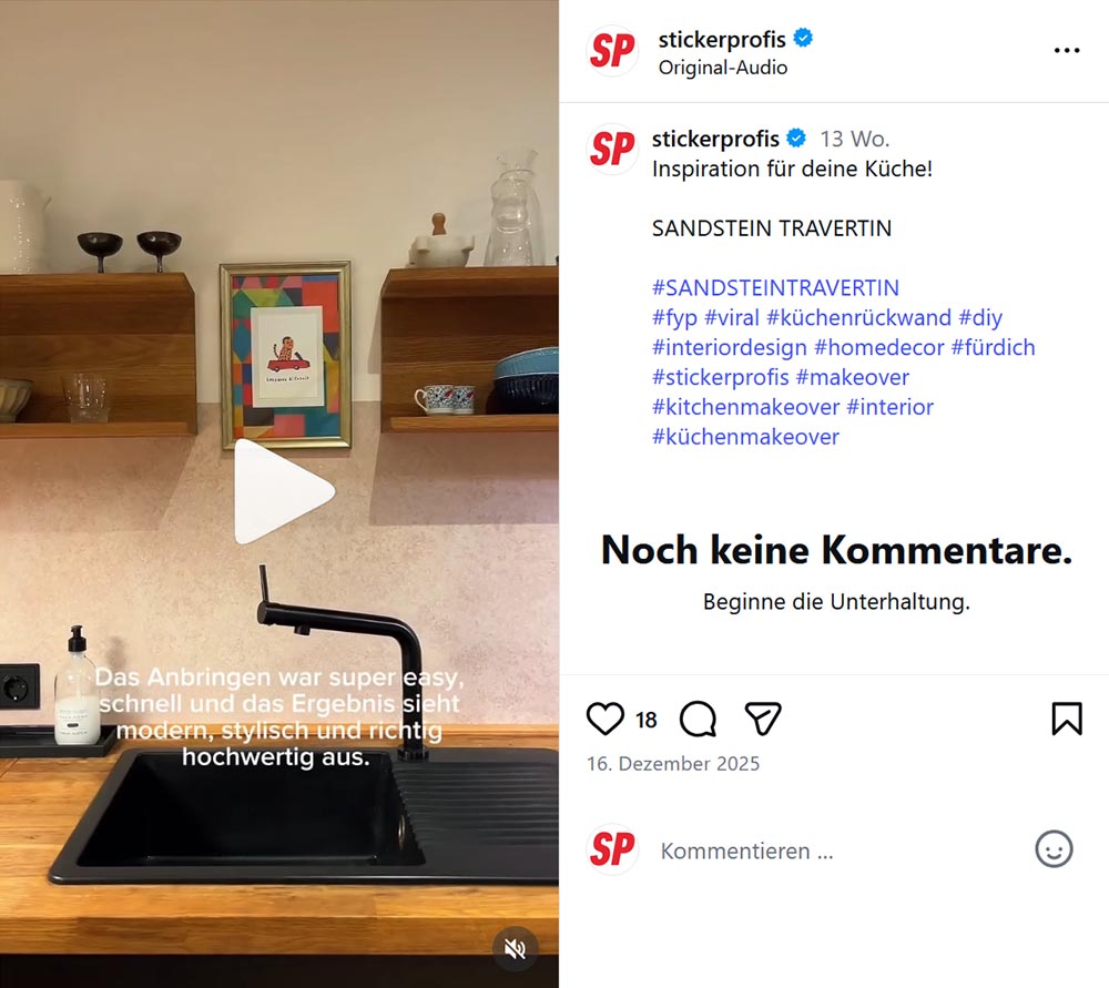 Instagram-Feed mit von einer K&uuml;che mit einer K&uuml;chenr&uuml;ckwand in Sandstein Travertin und schwarzer Armatur sowie Bilder im Bilderrahmen an der Wand.