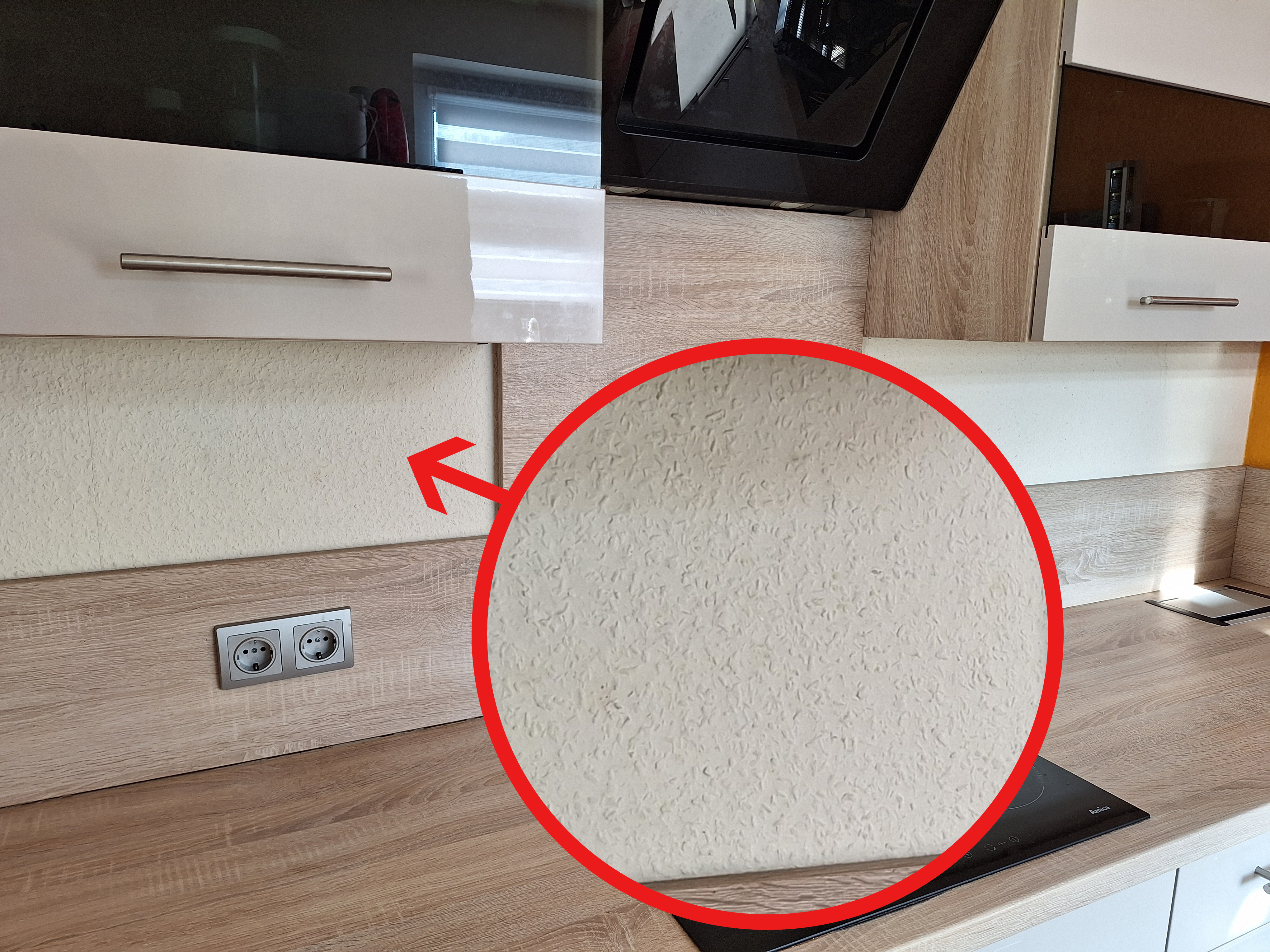 Küche mit Raufaser Tapete vor der Beklebung mit Stickerprofis Premium Glanz Küchenrückwand