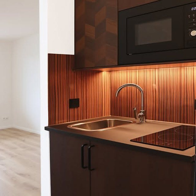 Küchenrückwand Makassar Holz in einer Küchennische